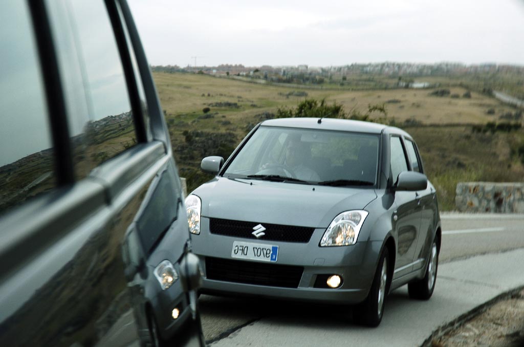 Fotos del Mitsubishi Colt 1.5 vs Suzuki Swift 1.5